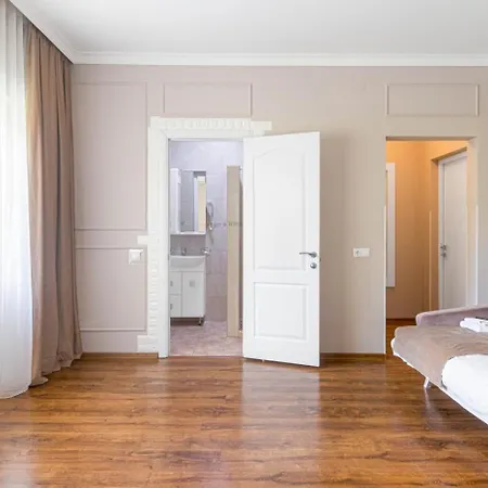 обійми Embrace Bed & Breakfast